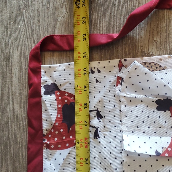 Egg Apron with Chickens Red Trim Holds 14 Eggs - Picture 2 of 3